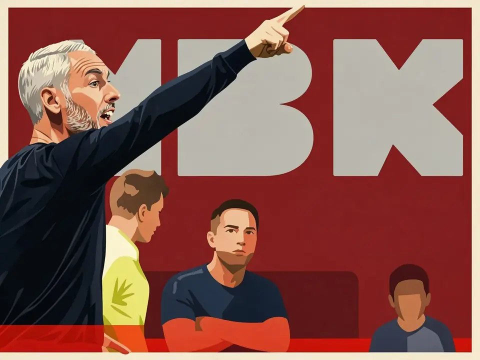 Тренер Карлуш Висенс указывает рукой, Йонас Винд сидит рядом на скамейке запасных Браги