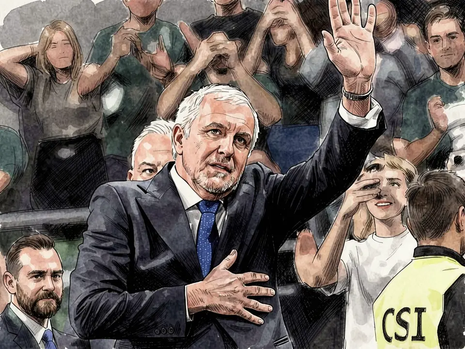 Željko Obradović winkt im Anzug unter Fans