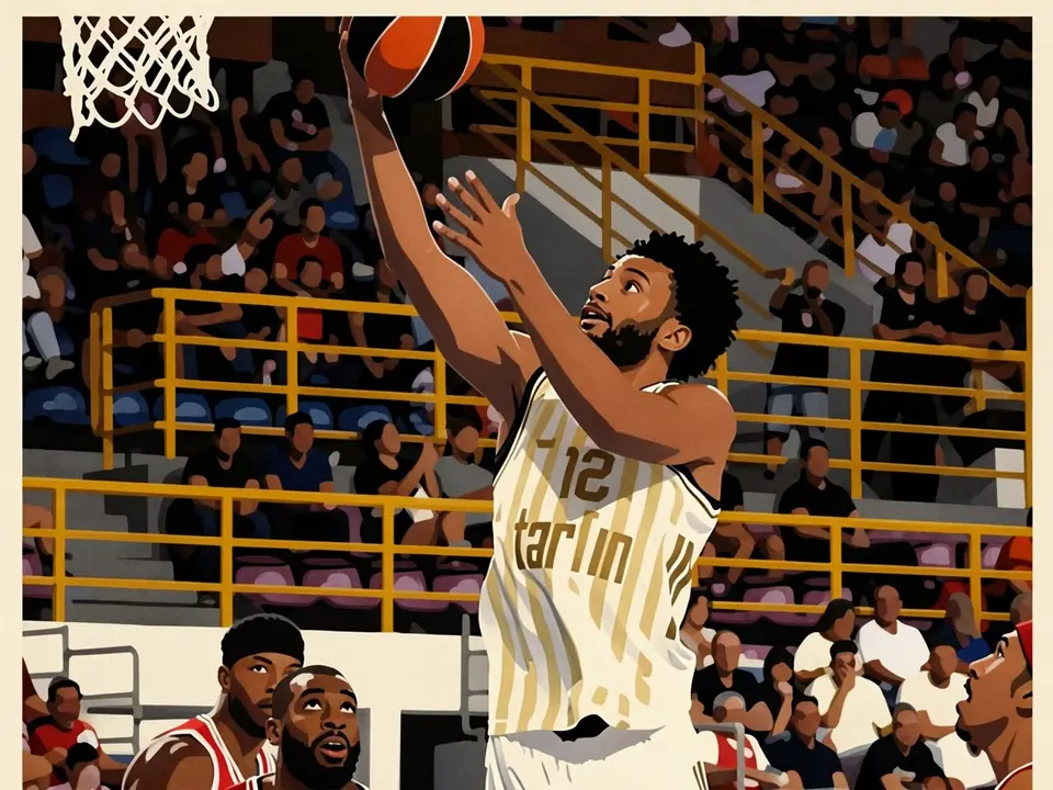 Braxton Key in weißer Fenerbahçe-Trikot mit Nummer 12 wirft den Ball.