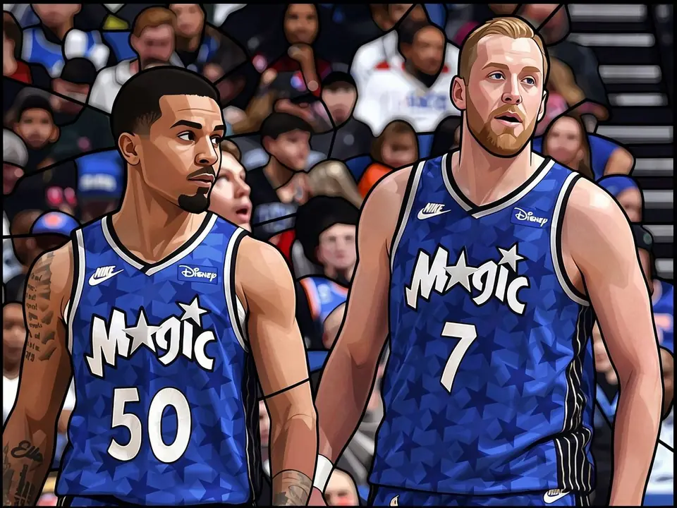 Joel Ingles (7) und Cole Anthony (50) in Orlando Magic Trikots auf dem Platz