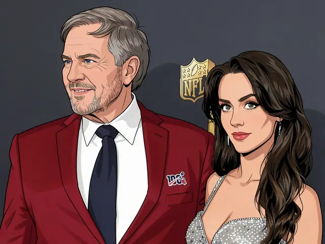 Билл Беличек в красном пиджаке с эмблемой 100 лет NFL и Джордон Хадсон в серебристом платье на фоне логотипа лиги