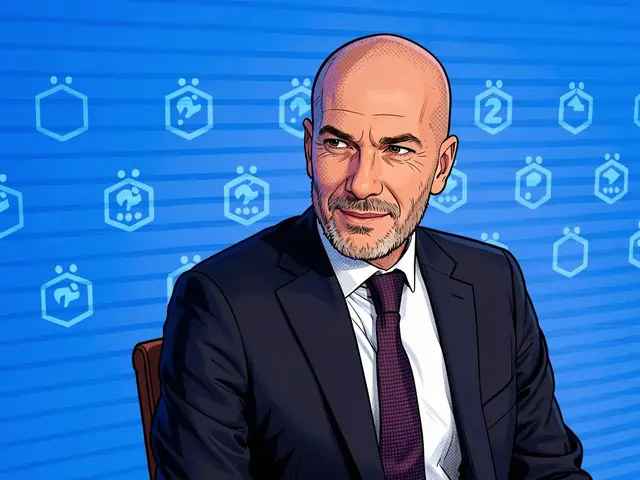 Портрет лысого мужчины в тёмном костюме и галстуке на синем фоне с логотипами.