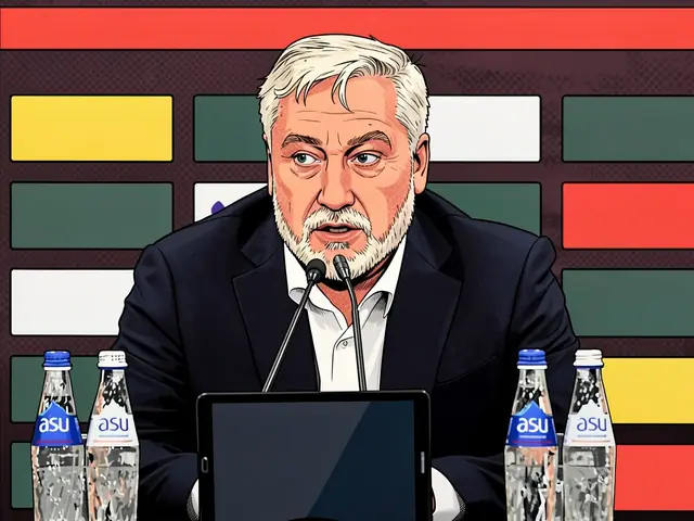 Мужчина в тёмном костюме выступает на пресс-конференции перед микрофонами