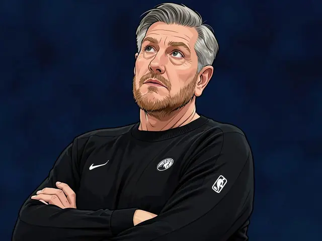 Крис Финч в чёрной тренировочной форме «Миннесоты» с логотипом команды и NBA, руки скрещены, взгляд направлен вверх.