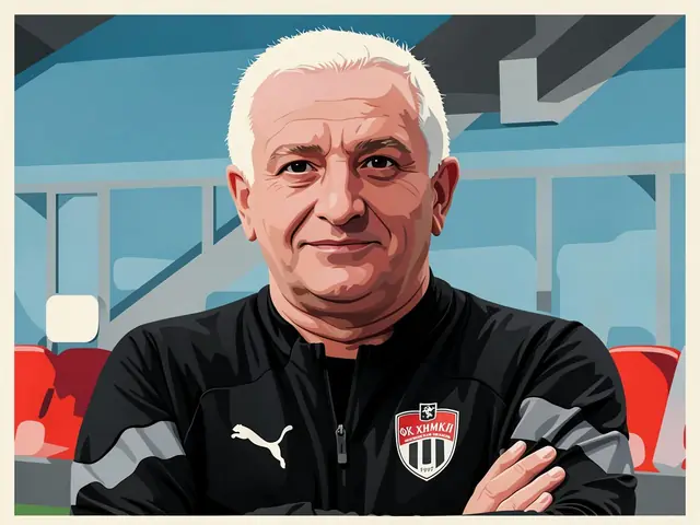 Hasan Dschioew, Trainer von Chimki, steht mit verschränkten Armen vor den Tribünen.