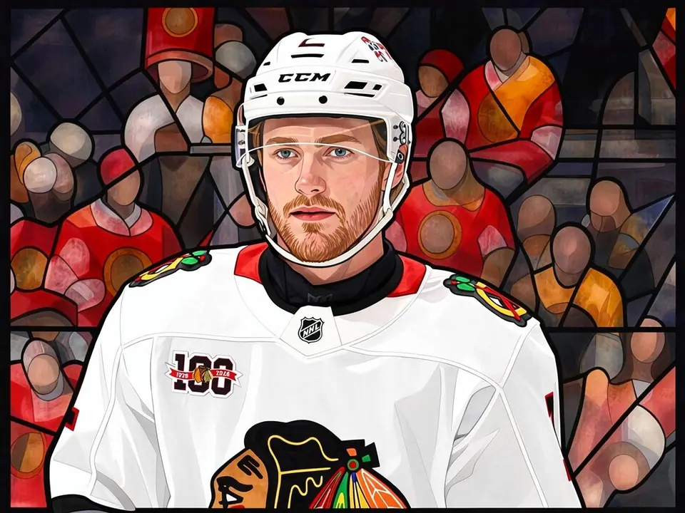 Oliver Moore in weißer Chicago Blackhawks Trikot mit 100. NHL-Jubiläumslogo