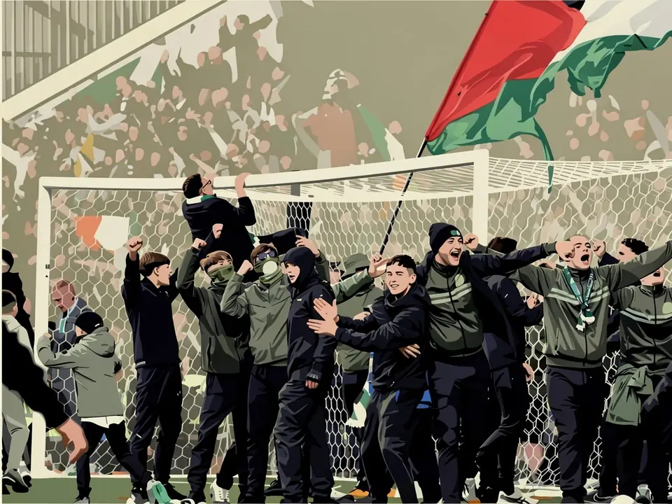 Celtic- und Rangers-Fans feiern am Tor mit Flagge und Zuschauern im Hintergrund