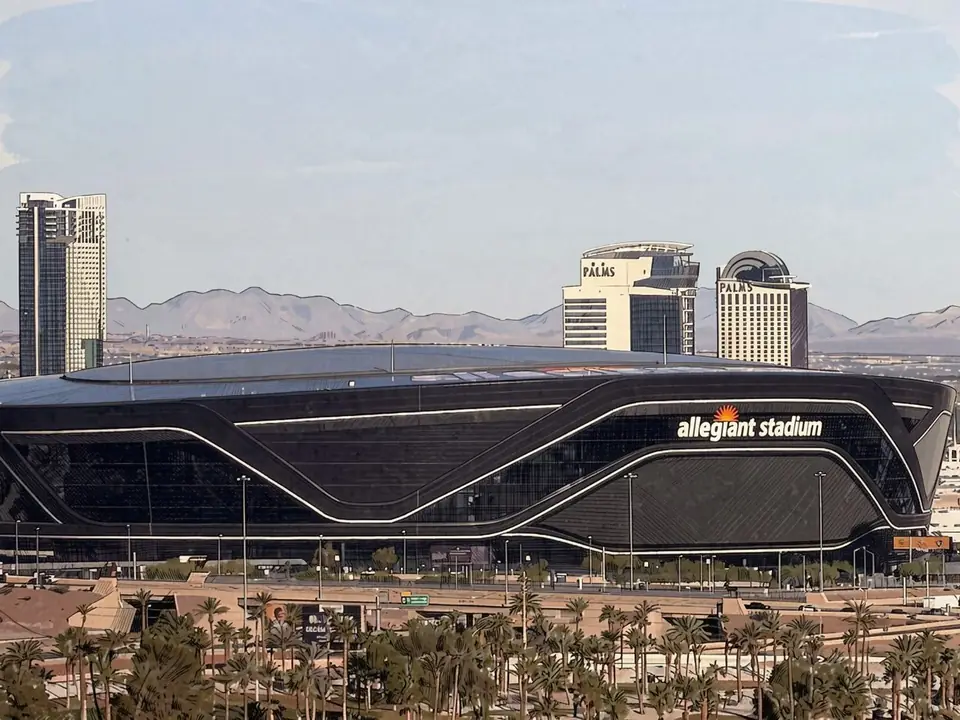 Allegiant Stadium in Las Vegas mit Beschilderung und Palms-Gebäuden vor Bergpanorama