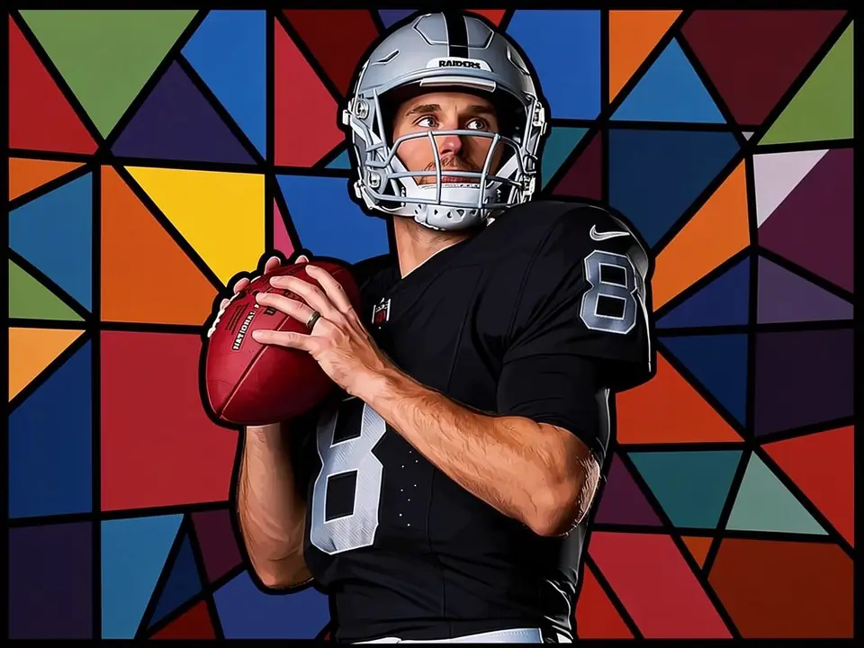 Kirk Cousins in Raiders-Uniform mit Football vor bunten Dreiecken