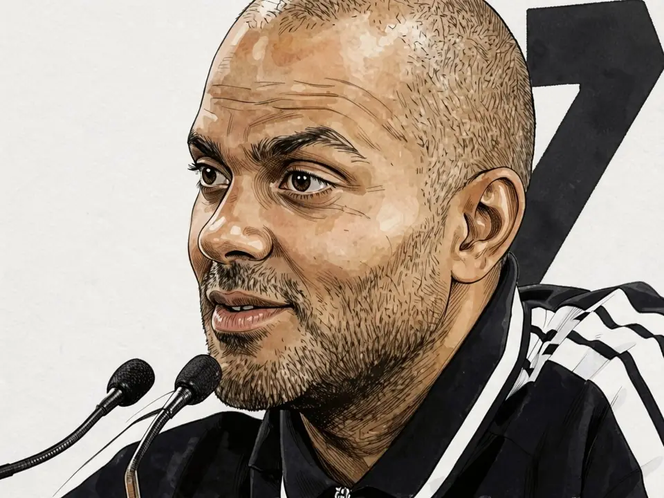 Tony Parker in schwarz-weißem Jackett vor Mikrofonen, Ziffer 7 im Hintergrund