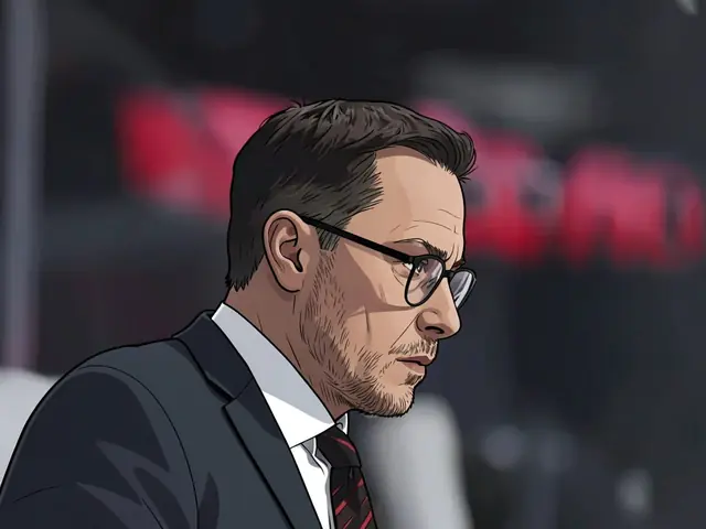 Портрет мужчины в очках и костюме в профиль на фоне арены