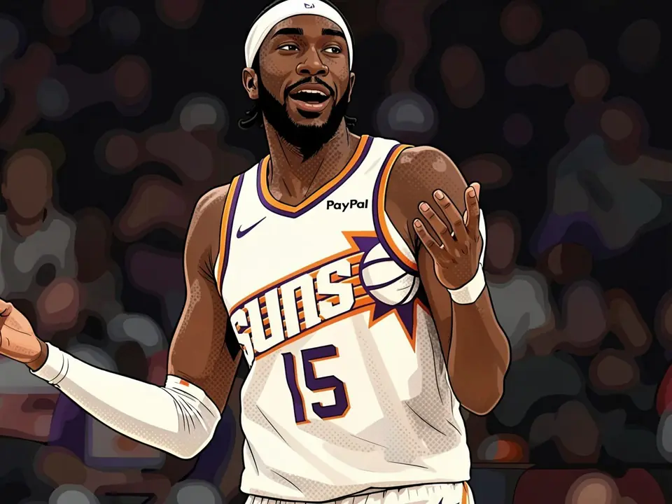 Center Mark Williams im weißen Trikot der Phoenix Suns mit der Nummer 15 hält einen Basketball.