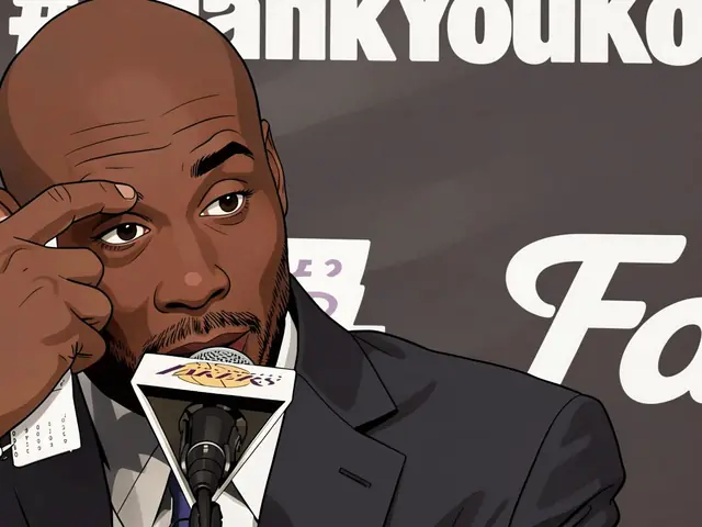 Байрон Скотт в костюме у микрофона с логотипом Lakers, касается лба, на фоне надпись #ThankYouKobe