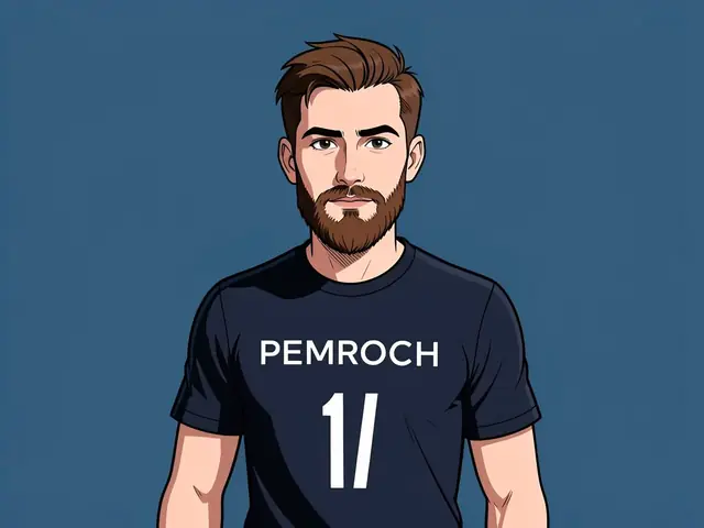 Аракелян в тёмно-синей футболке с надписью PEMROCH и номером 11 на груди, смотрит прямо в камеру.