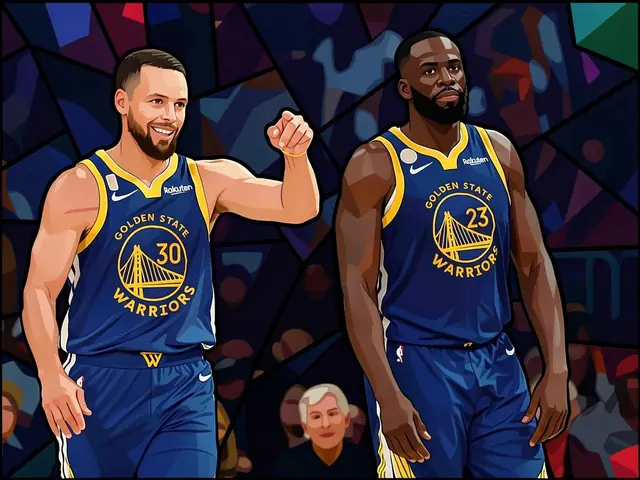 Два баскетболиста в синих и жёлтых формах Golden State Warriors на площадке.