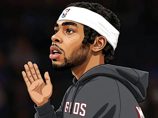 D'Angelo Russell в профиль, аплодирует в серой толстовке и белой повязке на голове.