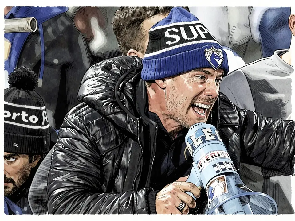 Fernando Madureira, ehemaliger Super-Dragões-Anführer, ruft in ein Megaphon auf den Tribünen.