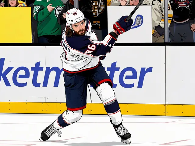 Kirill Marchenko im Columbus Blue Jackets-Trikott auf dem Eis mit Schläger.