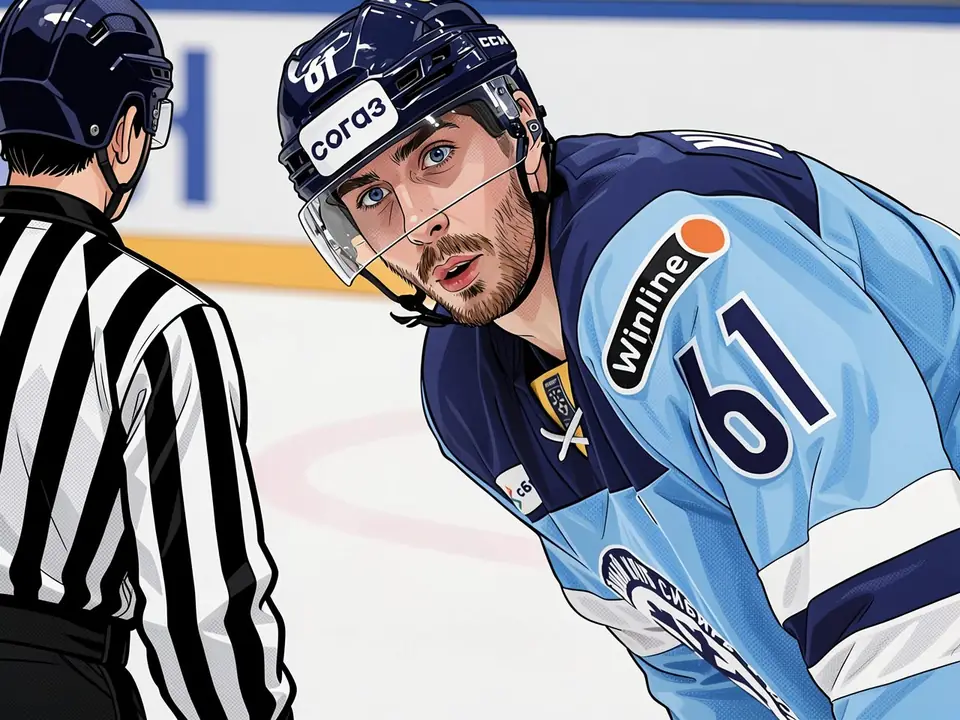 Нападающий «Торпедо» Яковлев в синей форме на льду во время матча.