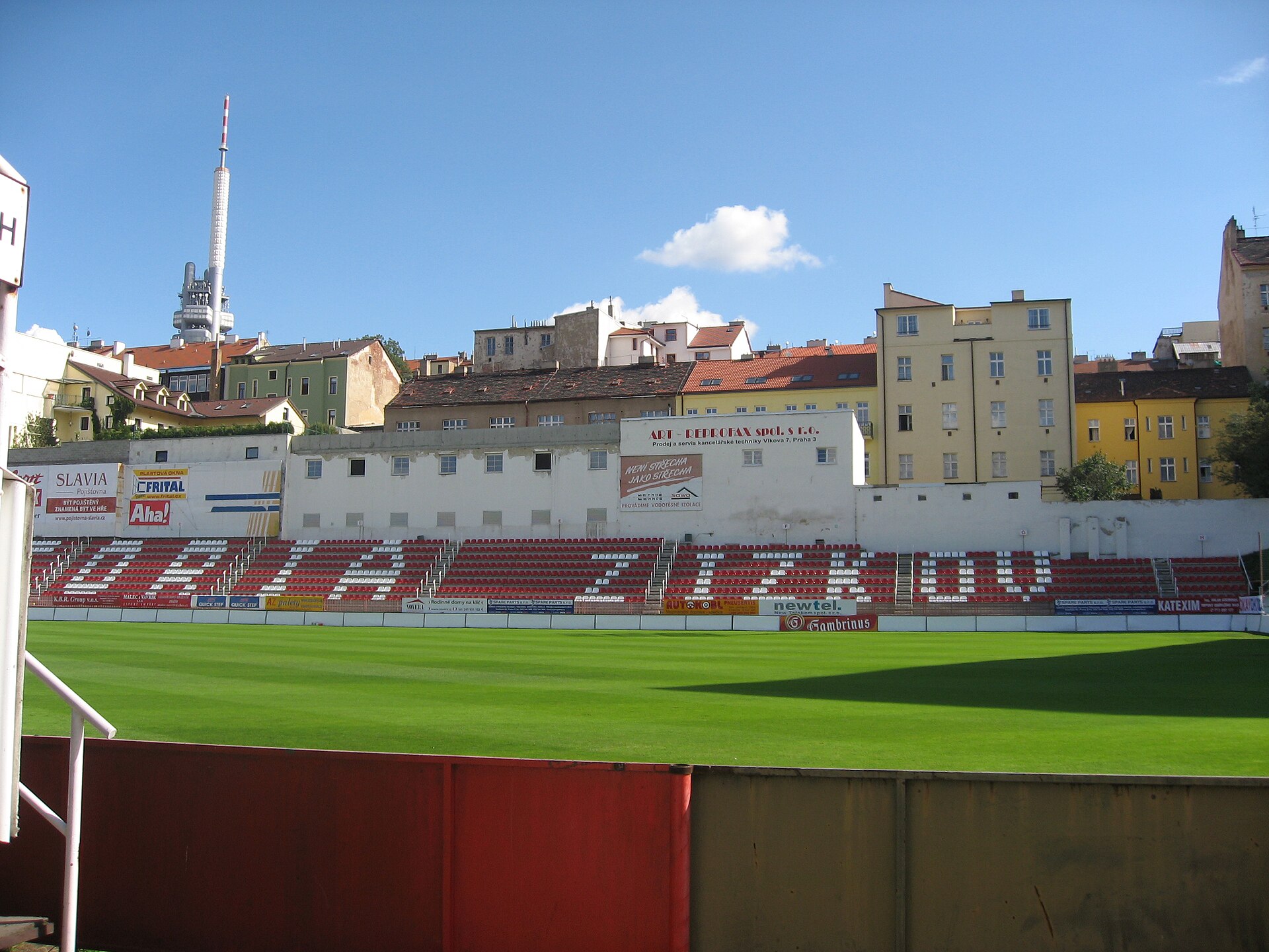 Stadion Viktorky Žižkov, část tribuny protilehlé k hlavní tribuně