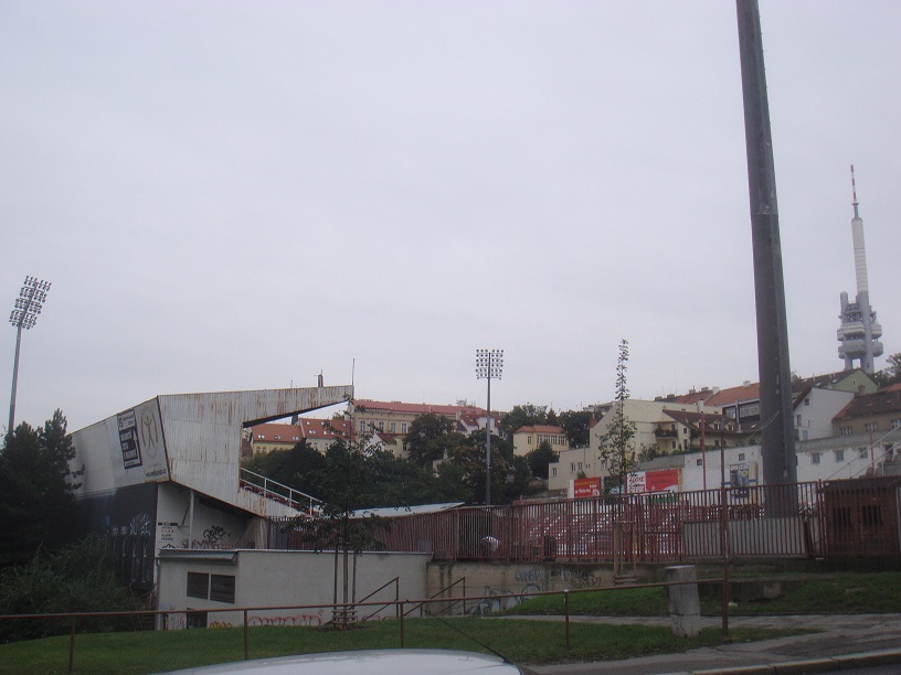 Pohled na stadion FK Viktorie Žižkov a žižkovskou televizní věž