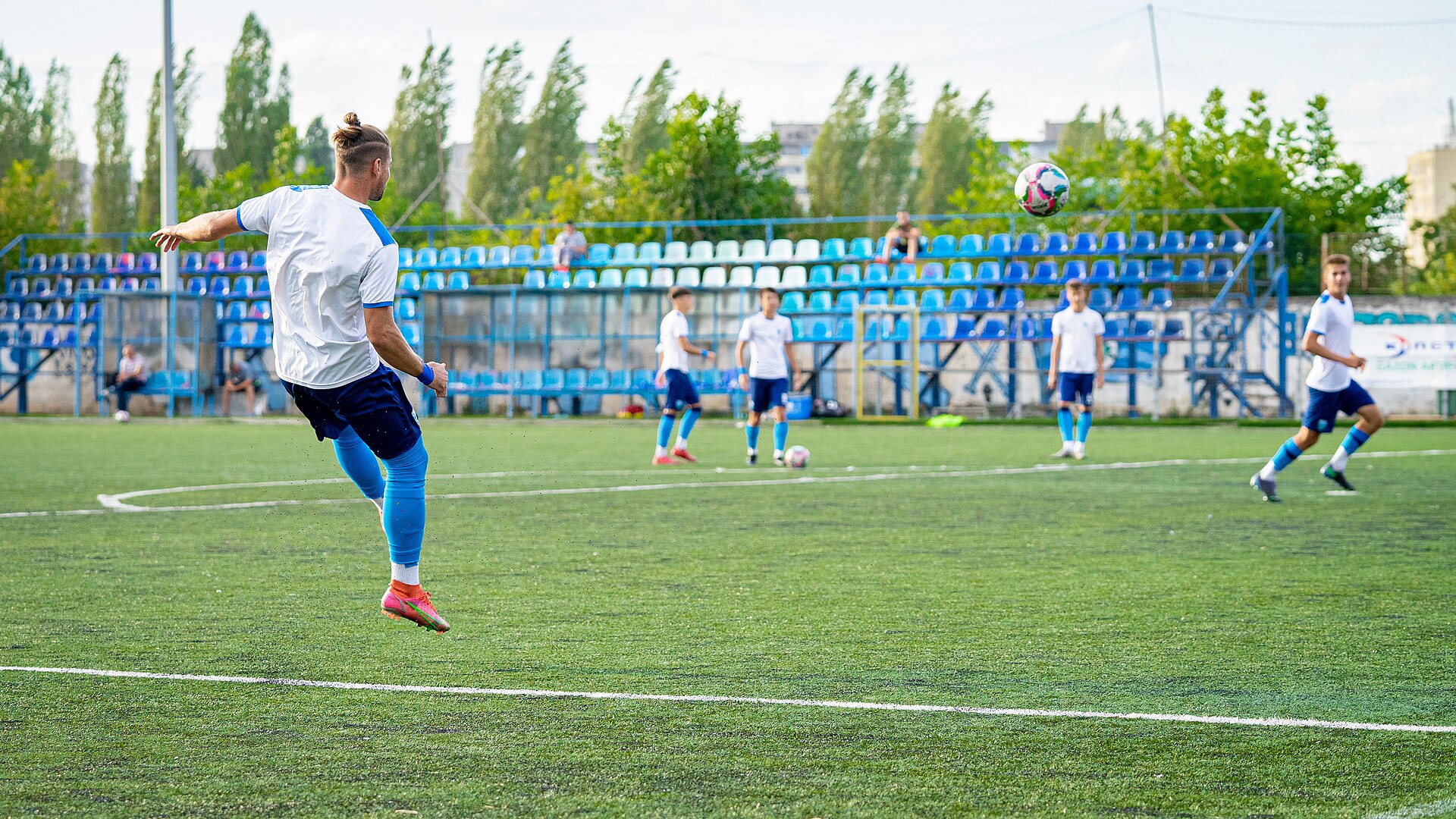 Poză a jucătorului Emilian Constantin, cu Tribuna a doua a Stadionului Progresul Spartac pe fundal