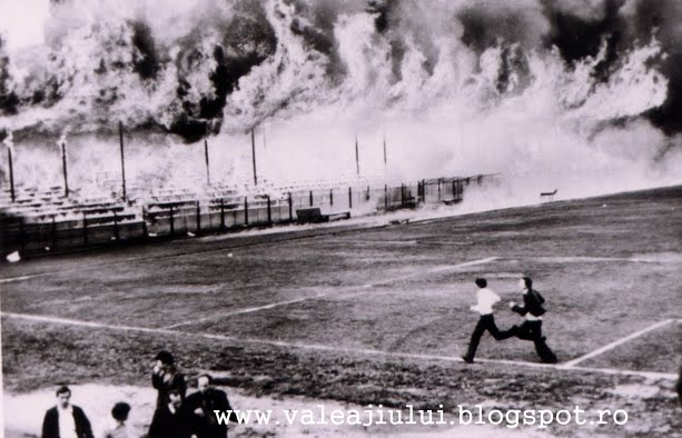 Fire that destroyed old Jiul Stadium on 25 May 1975.