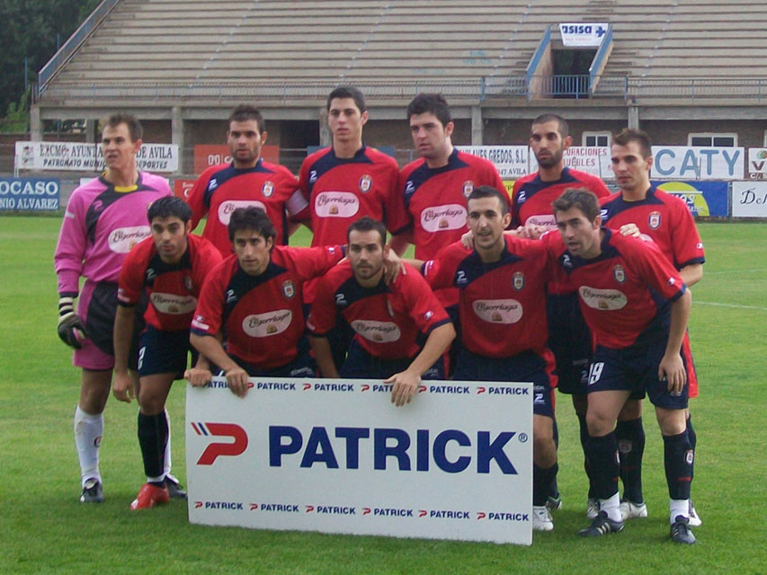 Alineación del Real Ávila, equipo de fútbol de la ciudad de Ávila, España. Viste camiseta roja y pantalones azules.