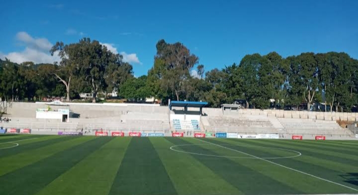 Estadio de fútbol ubicado en Mixco, Guatemala.