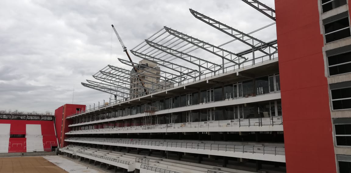 Vista de la construcción del techo de la platea oficial del nuevo estadio del Club Estudiantes de La Plata, a junio de 2019.