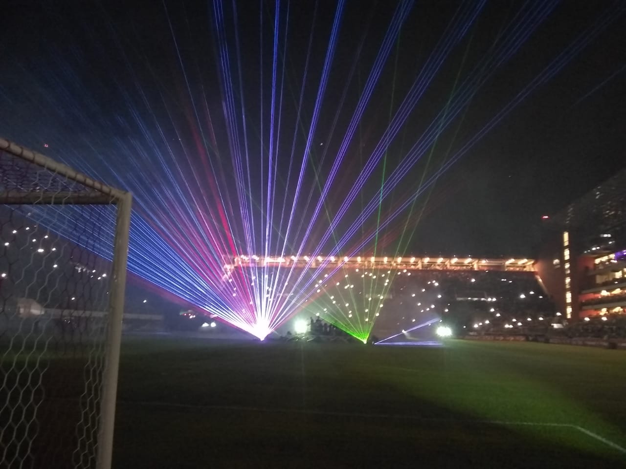 Show de fuegos artificiales durante la reinauguración del Estadio Jorge Luis Hirschi, propiedad del Club Estudiantes de La Plata, el 9 de noviembre de 2019.