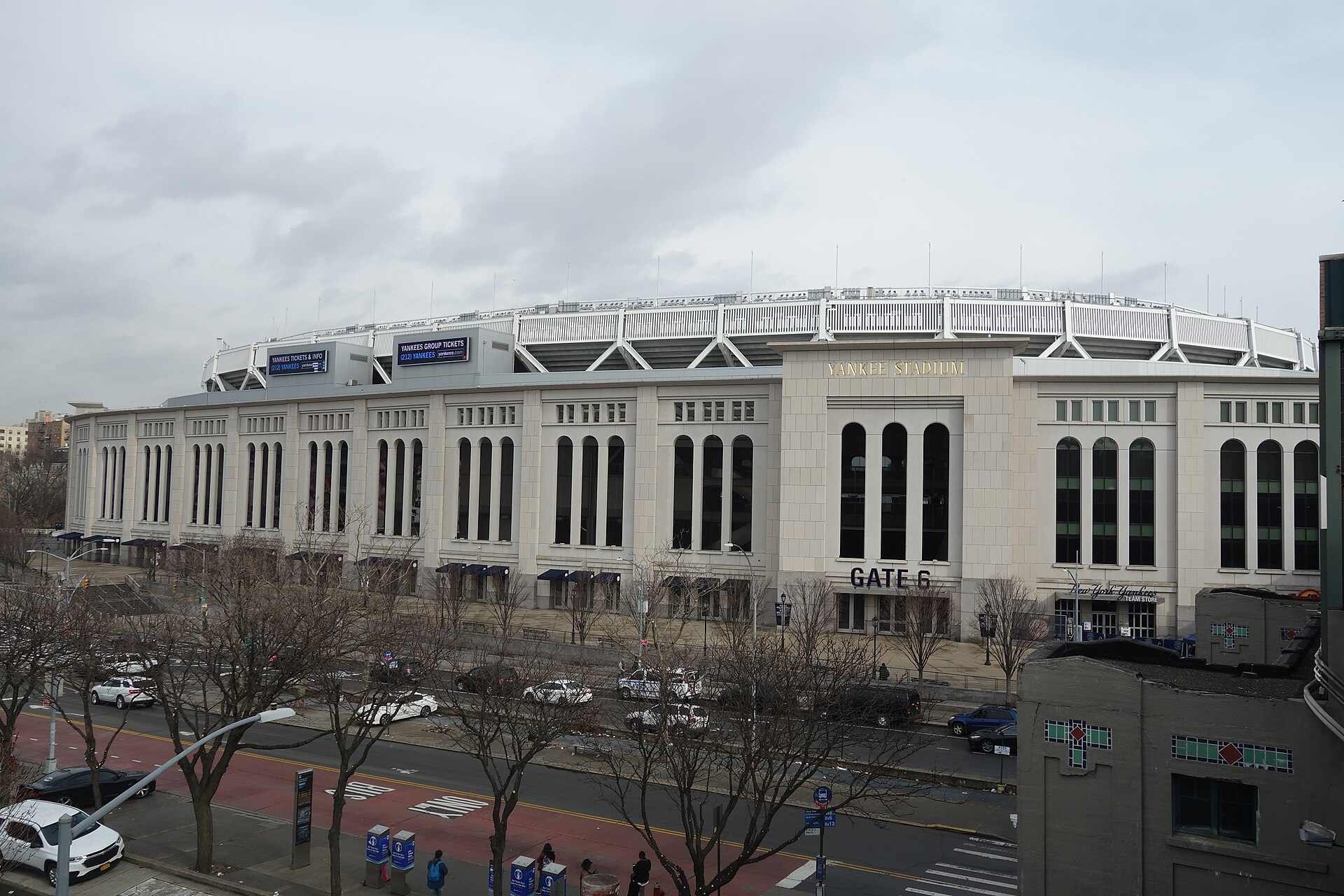 Looking north at New Yankee Stadium from the Manhattan-bound platform of the 161st Street – Yankee Stadium IRT station, above River Avenue and 161st Street in Highbridge / Concourse, Bronx.