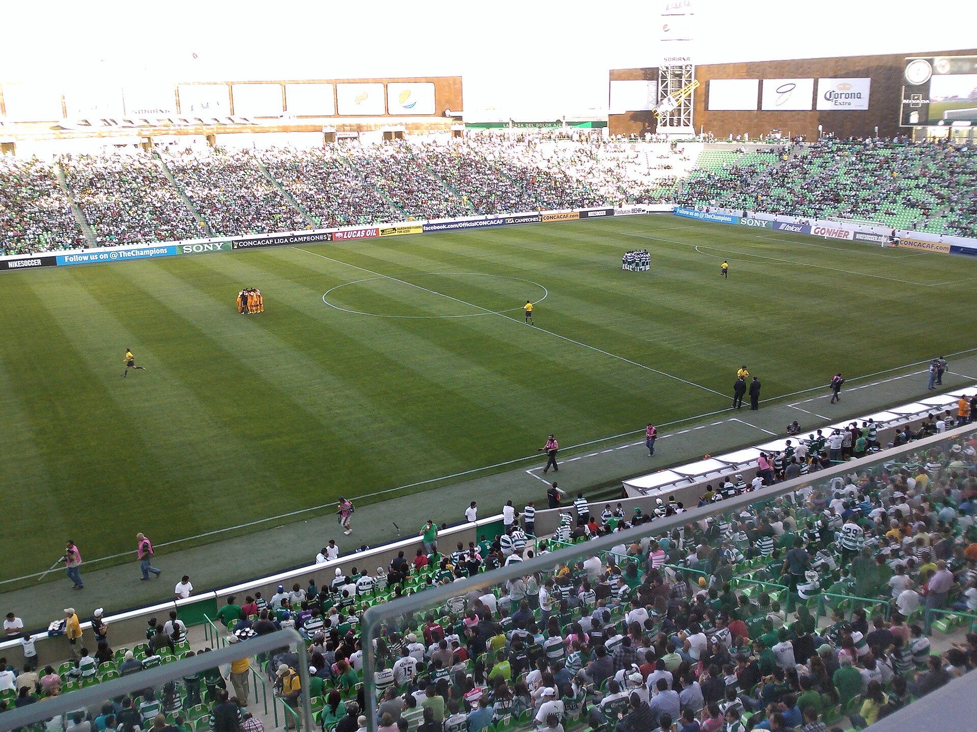 Un partido entre Santos Laguna y Houston Dynamo correspondente a los cuartos de final de la Concacaf Liga Campeones 2012-2013