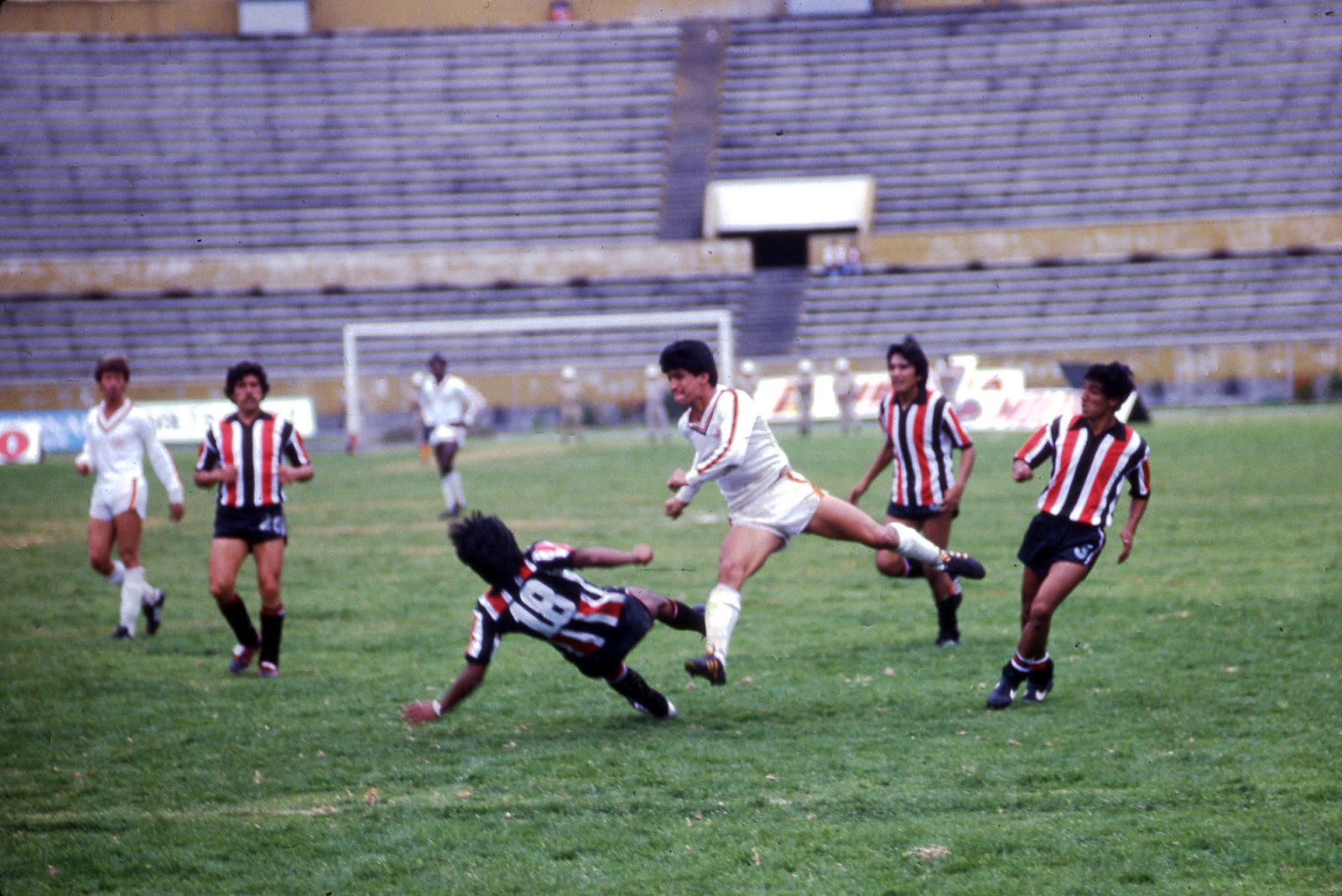 Carlos D´Stteffano marcando un gol ante la marca de la zaga Chacarita en el Estadio Atahualpa. Observa a la izquierda Marcelo "Colores" Hurtado.
