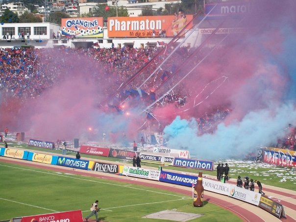 el recibimiento de la barra brava.