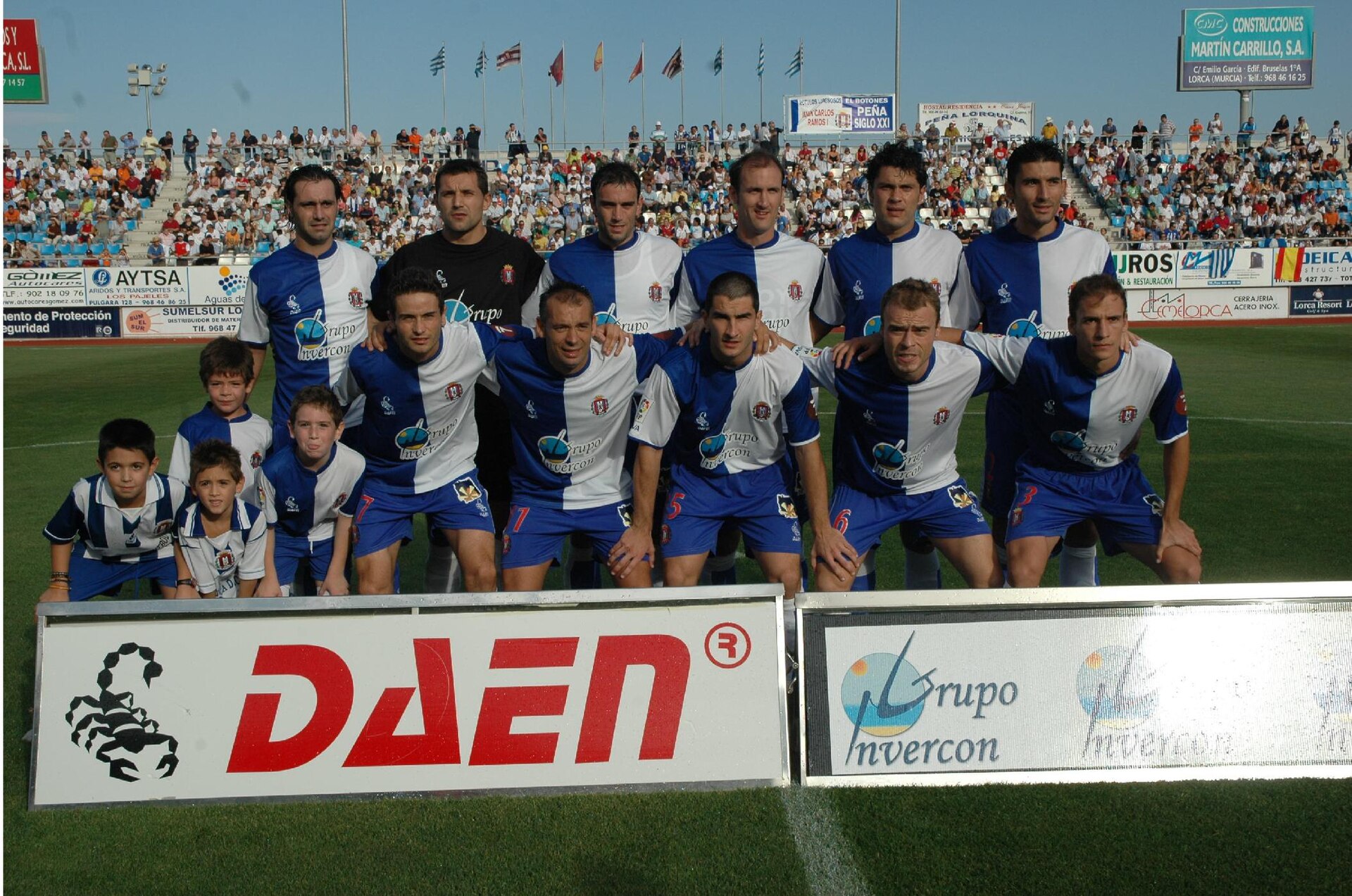 Los jugadores posan en un partido en casa