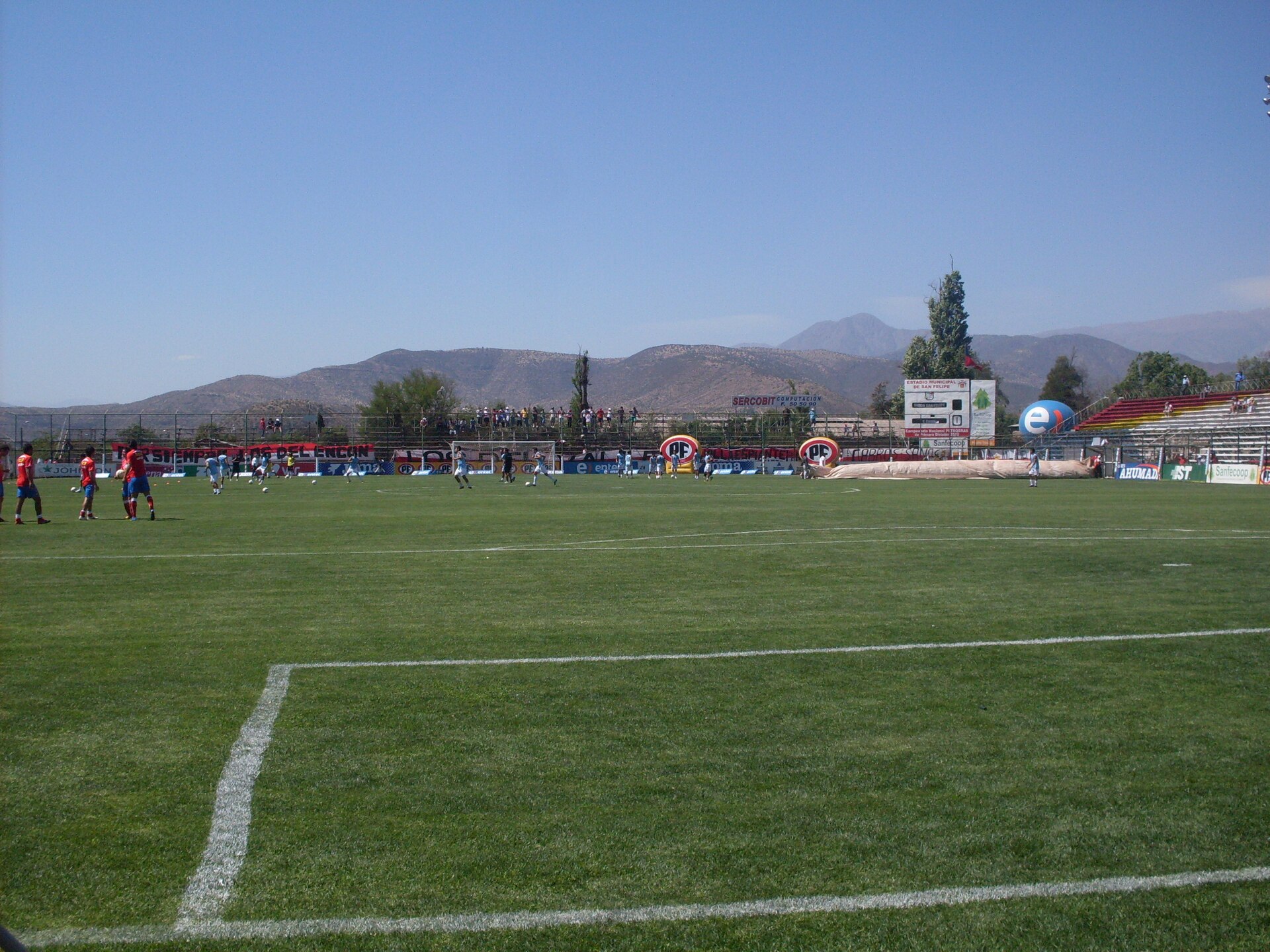 Photo of the court at San Felipe Municipal Stadium, from the visitors gallery. Taken before the match between local Unión San Felipe and Universidad Católica.