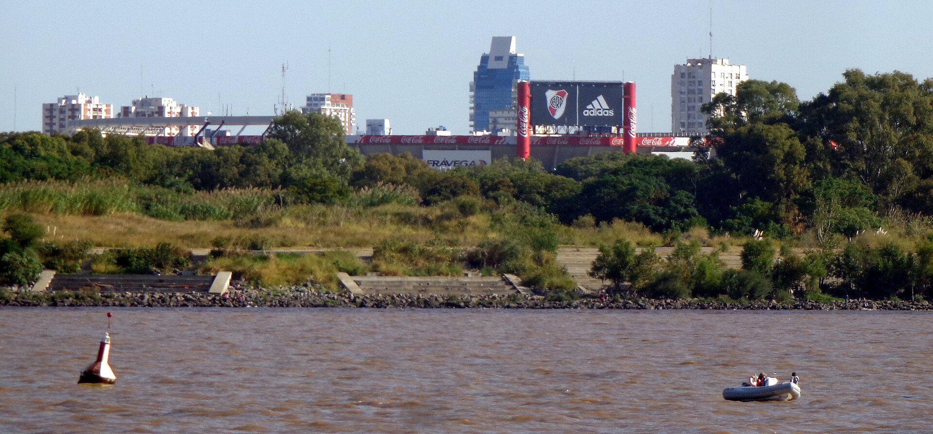 Cancha del club River Plate vista desde el Río de la Plata. Buenos Aires, Argentina.