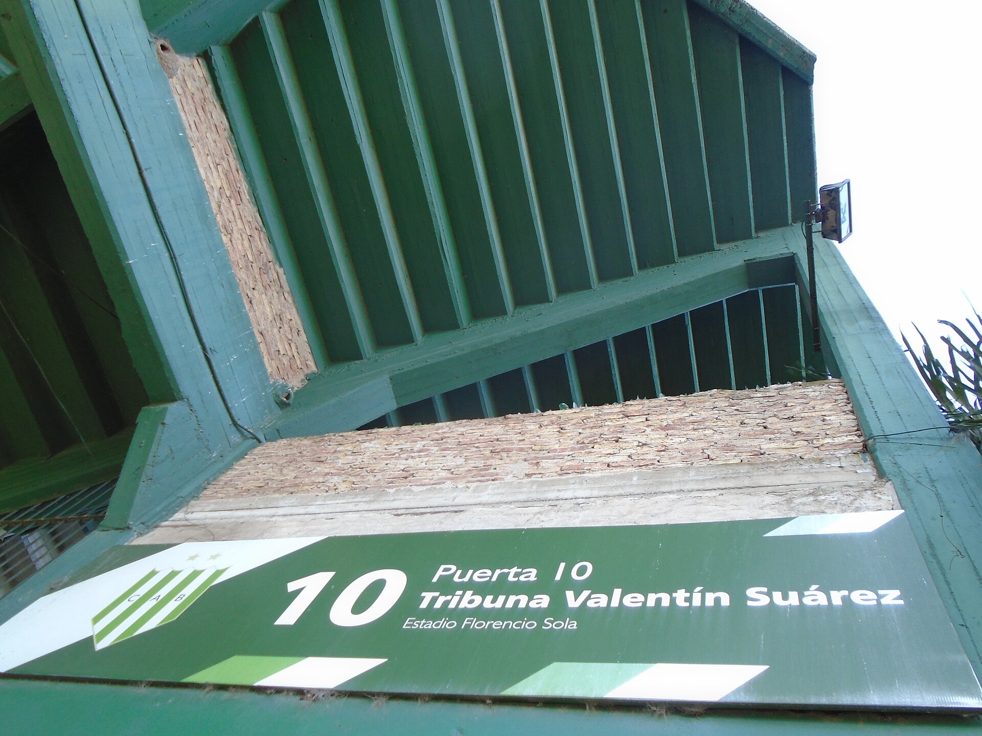 Acceso a la tribuna Valentín Suárez (estadio Florencio Sola, Banfield).