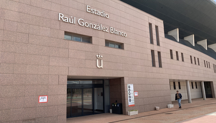 Portada del Estadio Raúl González Blanco, que acoge becarios en la URJC de Fuenlabrada