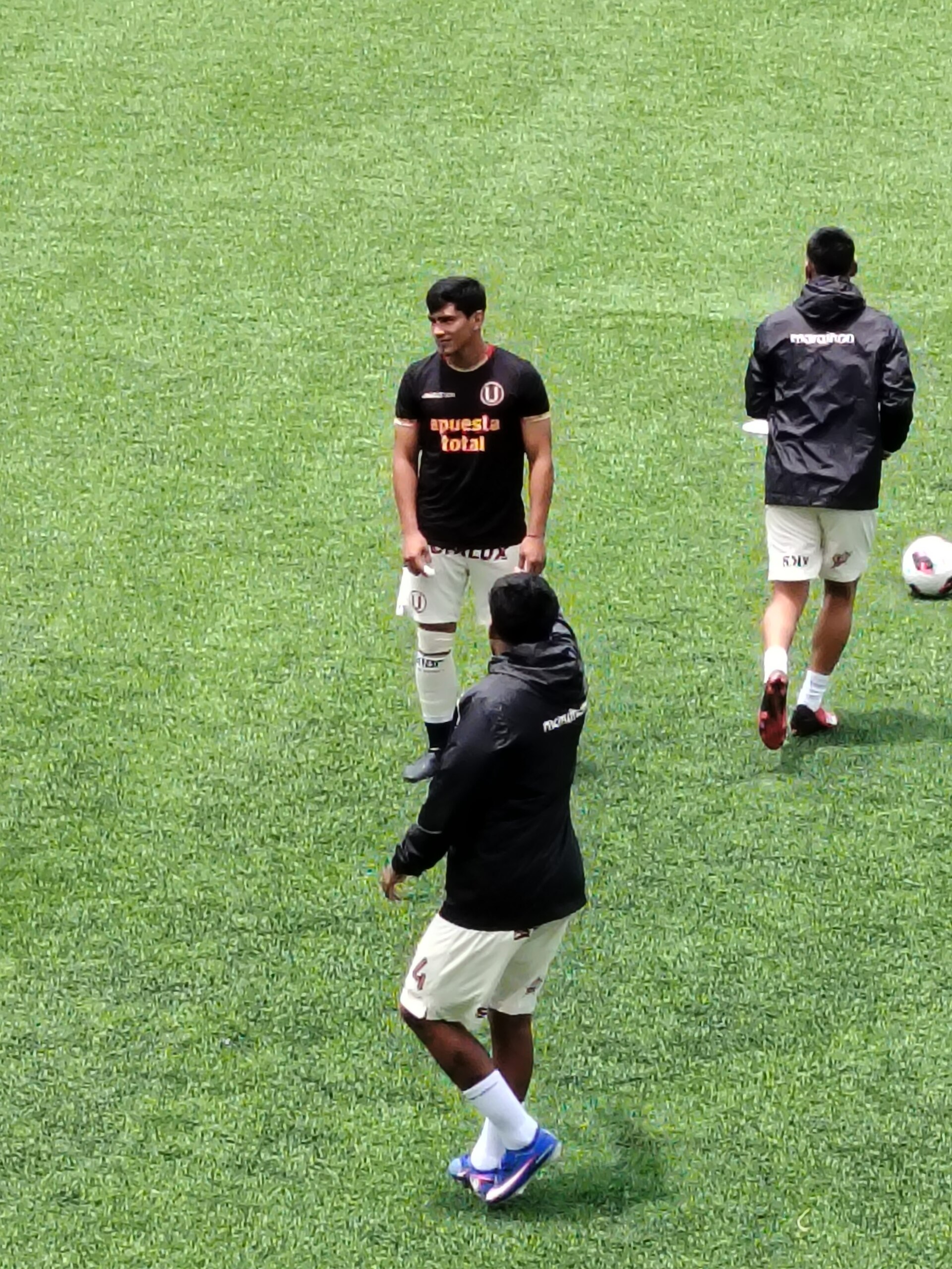Entrenamiento en el Estadio Municipal Juan Maldonado Gamarra (estadio en Cutervo, Perú)