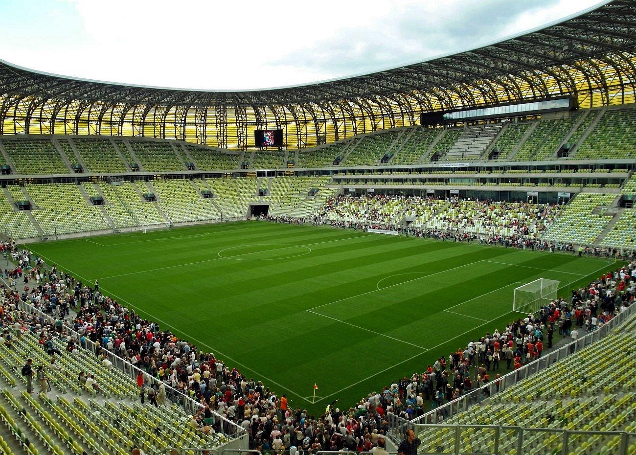 Boisko stadionu w Letnicy. Bliżej z lewej sektor "żółty", z prawej "zielony". W głębi po lewej sektor "niebieski", na prawo sektor "czerwony" VIP-owski i miejsca dla komentatorów.