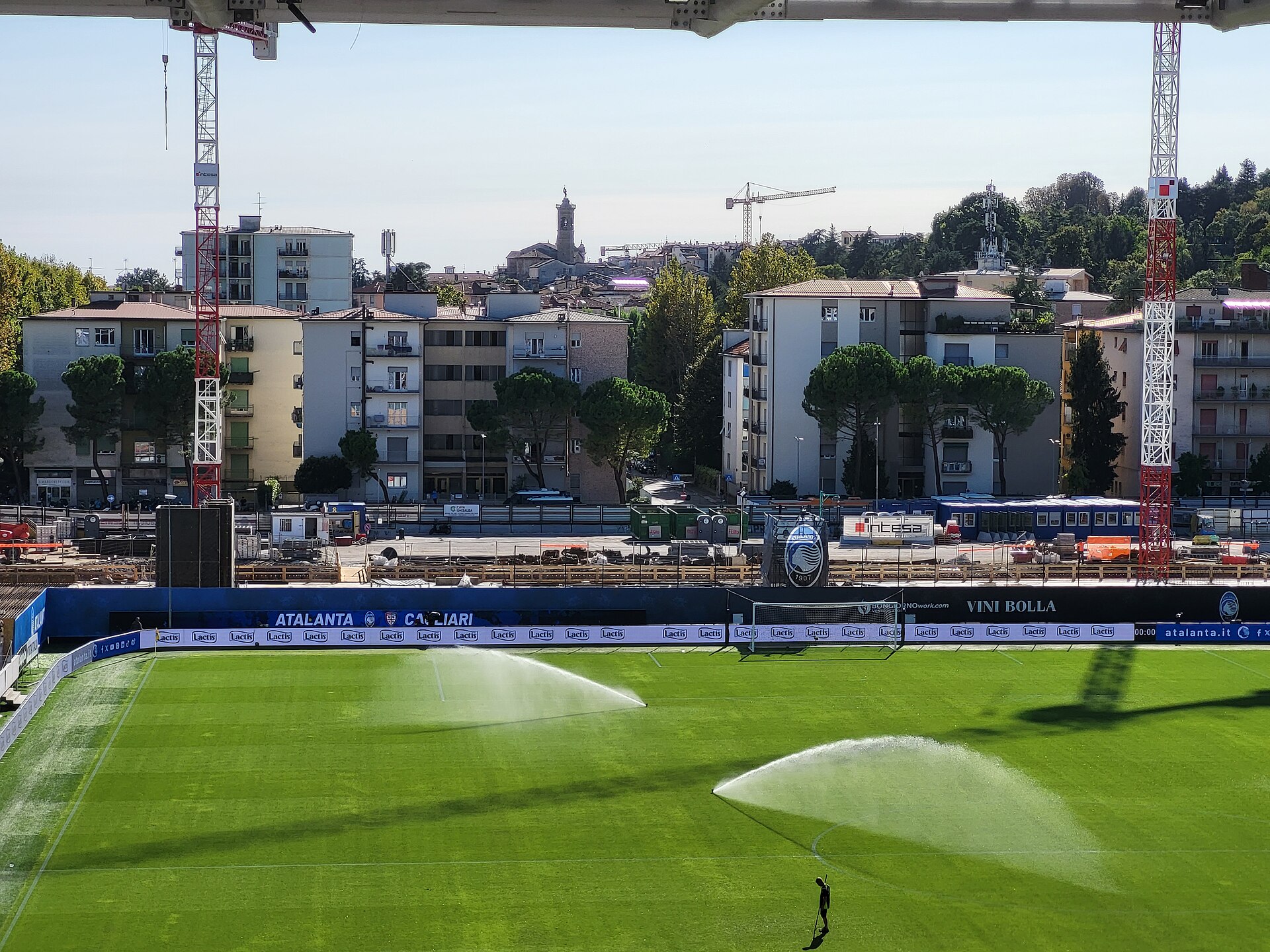 Foto scattata dalla Curva Nord Pisani del Gewiss Stadium di Bergamo, nel settembre 2023, prima dell'inizio di Atalanta-Cagliari. Sono rappresentati i cantieri post demolizione della Curva Sud Morosini, durante la costruzione del parcheggio sotterraneo dello stadio e della nuova Curva Sud.
