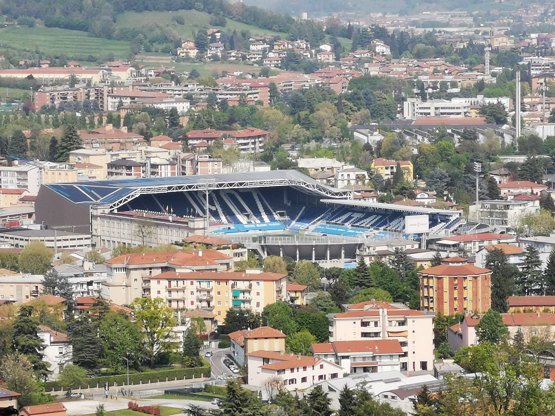 Gewiss Stadium (Bergamo) visto dal parco della Rimembranza.