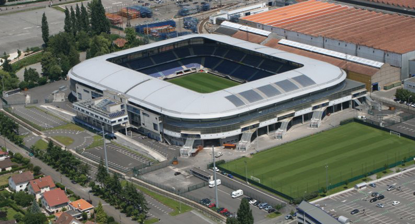 Vue aérienne du stade Auguste Bonal, à Montbéliard. Le stade est voué au football puisque le club résidant est le FC Sochaux-Montbéliard mais a toutefois accueilli à quelques reprises des concerts (Johnny Hallyday en 2012)