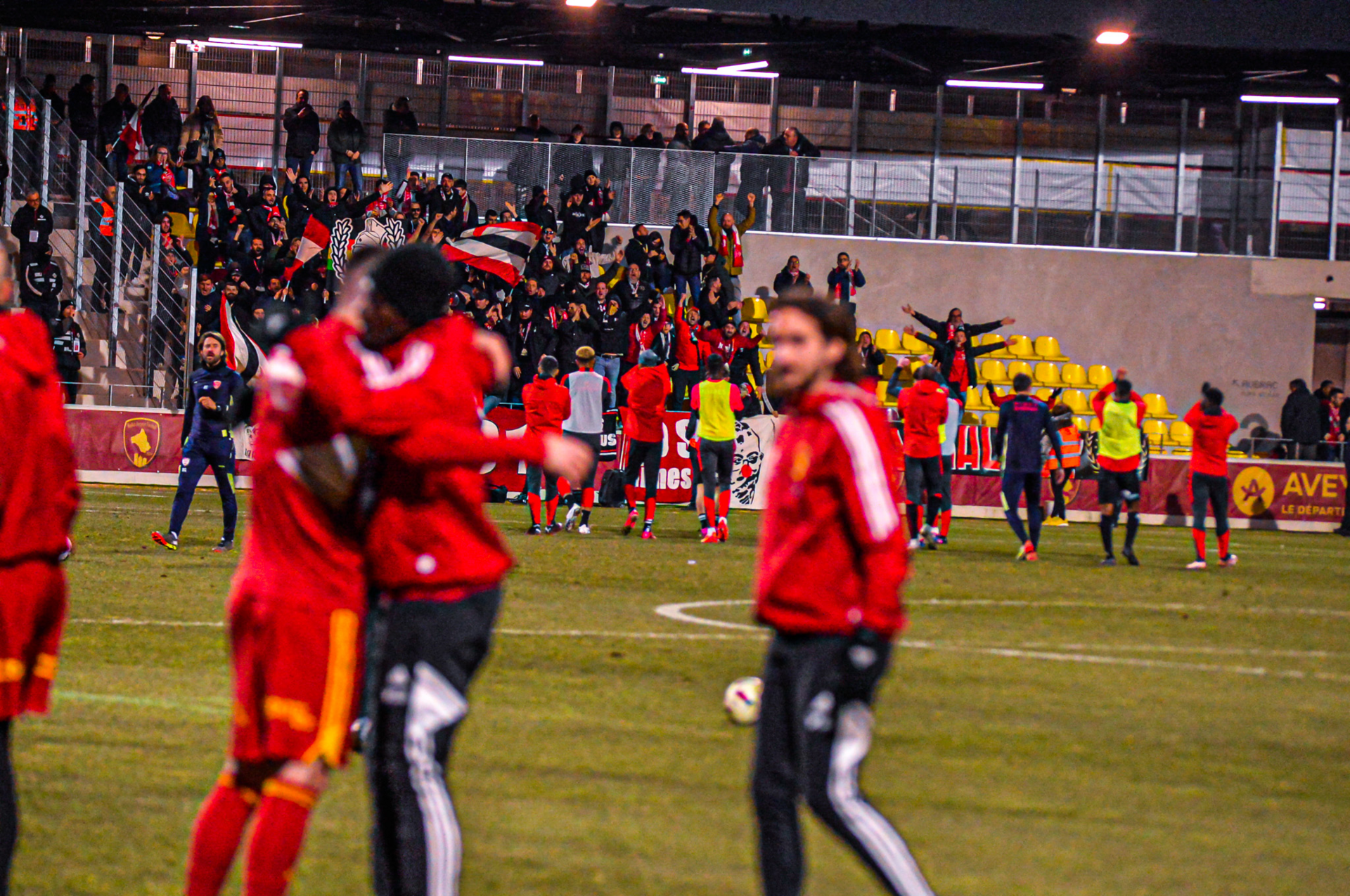 Les joueurs du Nîmes Olympique applaudissent leurs supporters à Rodez avant une rencontre de Ligue 2 face au RAF.