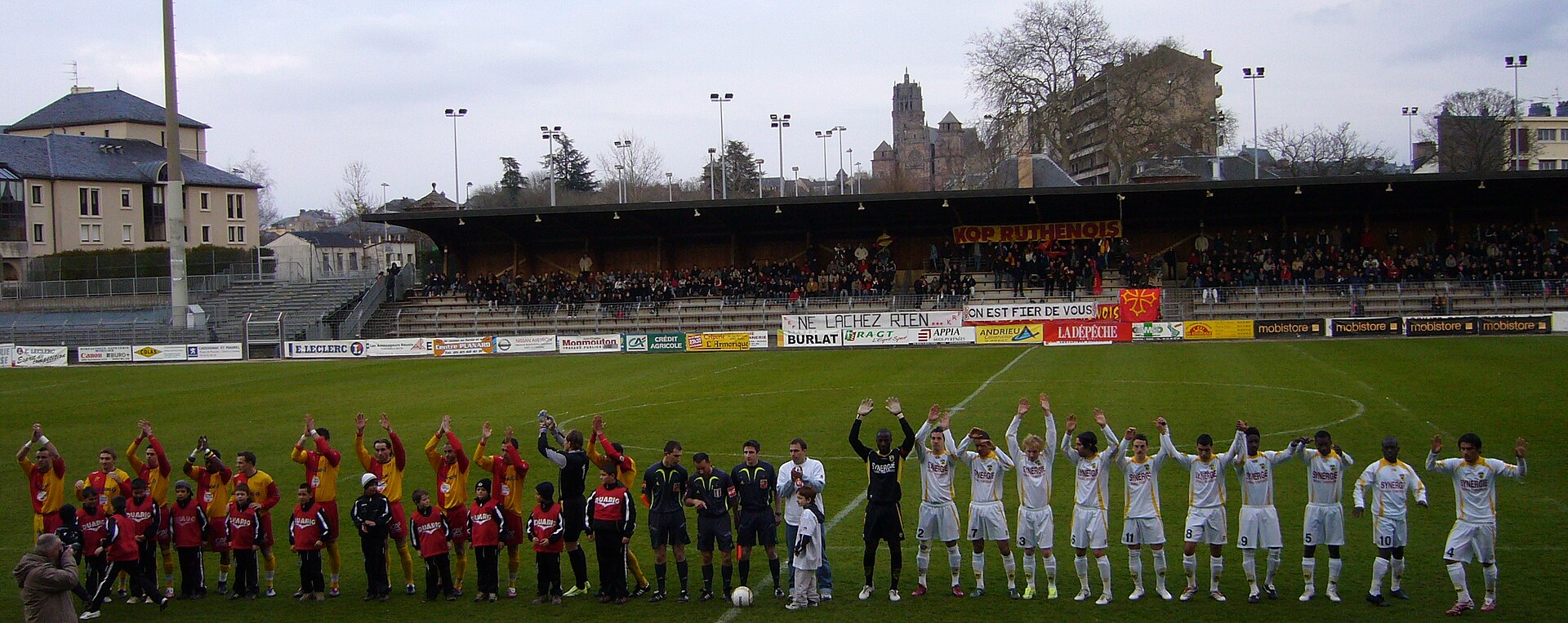 L'équipe du Rodez Aveyron Football au stade Paul Lignon contre la réserve du Football Club Nantes Atlantique (CFA)