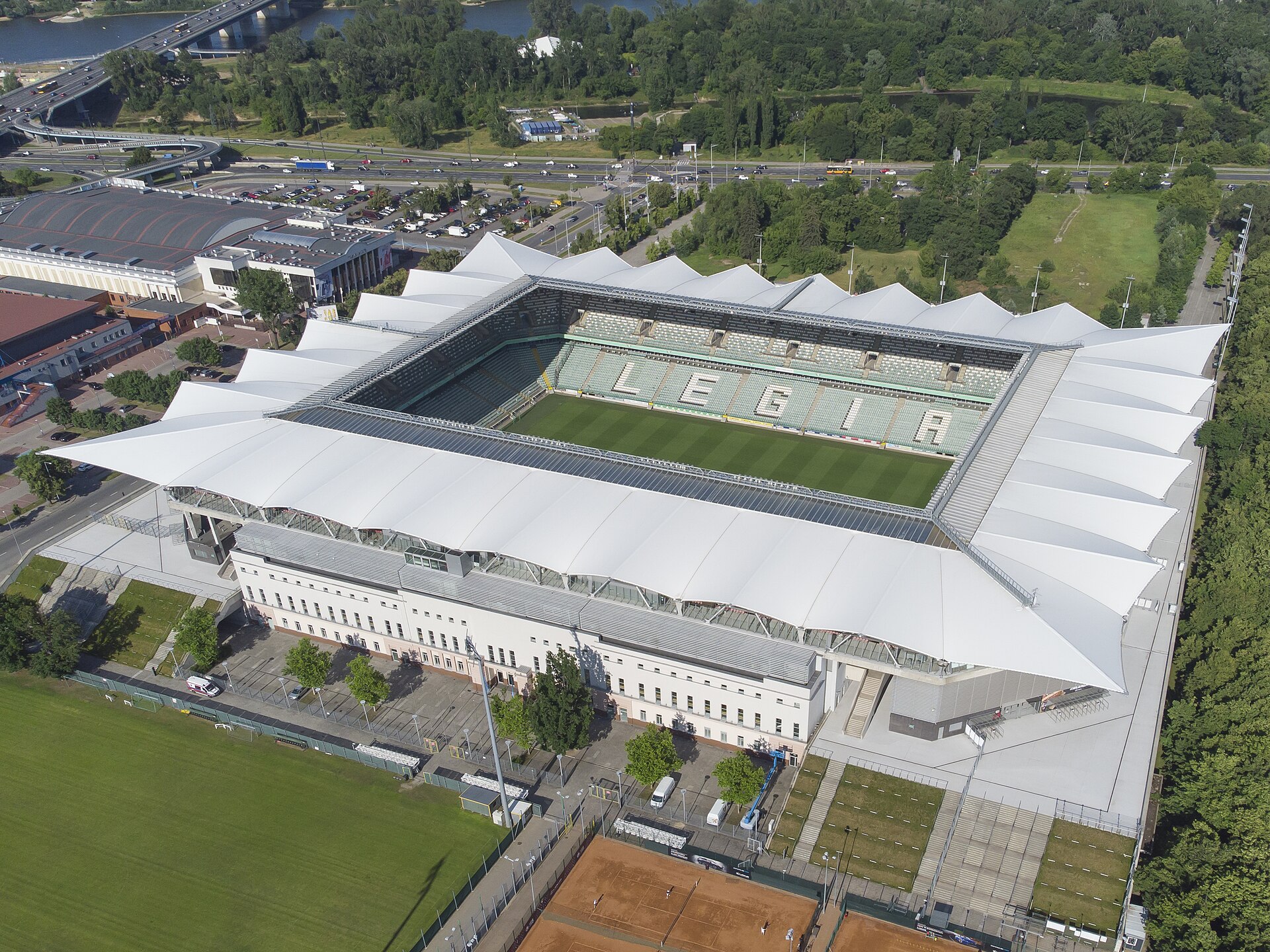 Stadion Legii Warszawa - Wojska Polskiego w Warszawie przy ul. Łazienkowskiej 3. Widok z powietrza od strony południowo-zachodniej. W tle ul. Czerniakowska i dalej Wisła. Z lewej hala Torwar.