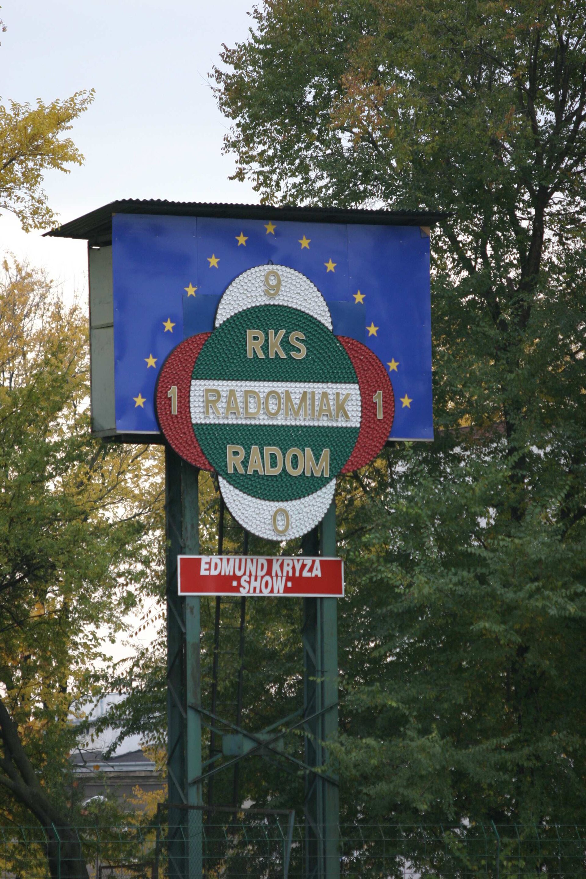 Logo klubu na Stadionie RKS Radomiak wykonane przez Edmunda Kryzę z z 2000 puszek po piwie