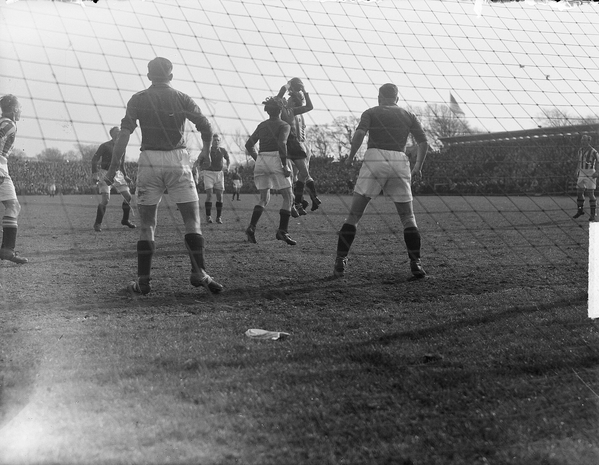 Collectie / Archief : Fotocollectie Anefo Reportage / Serie : [ onbekend ] Beschrijving : Landskampioenschap. VSV-Heerenveen 1-4. Spelmoment Datum : 27 maart 1949 Locatie : Noord-Holland, Velsen Trefwoorden : sport, voetbal Fotograaf : Fotograaf Onbekend / Anefo Auteursrechthebbende : Nationaal Arch